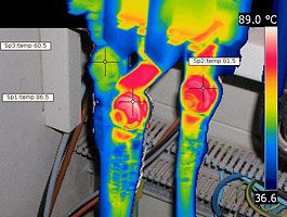 Die digitale Bearbeitung der Messergebnisse ermöglicht auf Wunsch auch eine Verschmelzung von Thermogramm und Livebild. Die Elektro-Thermografie bietet also exakte Messergebnisse bei optimaler Dokumentation und zeigt so ihre Effizienz gegenüber anderen Verfahren.