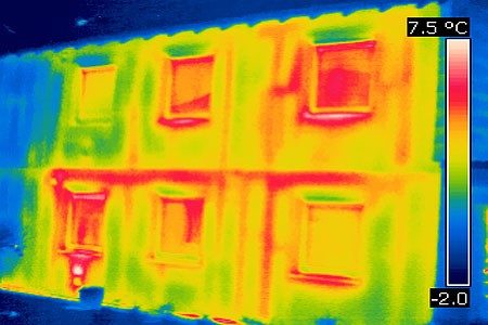 Dieses Thermogramm zeigt die erhöhten Wärmeverluste an einer unsanierten Hausfront.