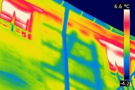 Verborgene Strukturen können durch eine Gebäudethermografie wieder sichtbar werden. Hier ein bisher unbekanntes Fachwerk an der Außenwand.